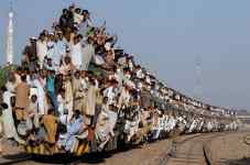 Pélerins en train au Pakistan